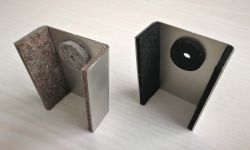 Praktische Wandhalter aus Edelstahl mit Filz in schwarz und in meliert von Raumgestalt Wandhalter Edelstahl mit Filz von Raumgestalt für Schneidebretter mit Griff