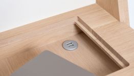 Nahaufnahme des Konsolentischs mit USB Zugang COMPAS von Drugeot Manufacture