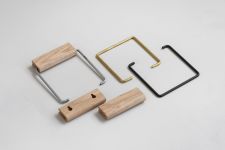 Erhältlich ist der Toilettenpapierhalter TOILET ROLL HOLDER von MOEBE in drei verschiedenen Varianten: in Messing, Stahl und Schwarzstahl  Toilettenpapierhalter im minimalistischen Design für die Wand - Toilet Roll Holder von Moebe