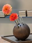 Die Holzvase LEBOWSKI von The Oak Men wird zusammen mit drei kleinen und drei großen Glasröhrchen geliefert, um Blumen frisch zu halten Runde Design Holzvase in Eiche geräuchert - Die LEBOWSKI von The Oak Men