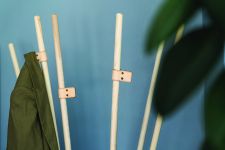 Dank raffinierter Details wie die Kleiderhaken MACARONI Add On überzegt der Garderobenständer SPAGHETTI COAT RACK von EKTA Living sind nicht optisch auf ganzer Linie, sondern auch funktional  Garderobenständer aus Buche mit einer Nahaufnahme des Macaroni Add on - SPAGHETTI COAT RACK von Ekta Living