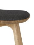 Esstisch Hocker PAULINE STOOL - Das dunkelgraue Textil-Sitzpolster im Detail PAULINE STOOL von Brdr. Krüger - Nahaufnahme mit Sitzpolster in Textil