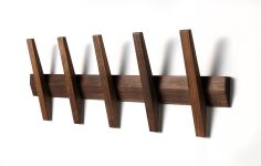 Garderobenleiste Design in Nussbaum geölt TANGENT 5 von Hoigaard