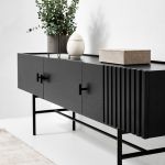 Die geometrischen Details, die an die Holzschieferverkleidung moderner Architektur erinnern, kennzeichnet die gesamte ARRAY Serie von WOUD zu der auch das Lowboard ARRAY LOW zählt WOUD - ARRAY LOW Lowboard aus Holz in Eiche mit Metallgestell