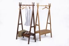 Kleiderständer aus Massivholz Theo von Sixay
