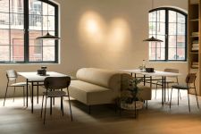 Mit seinem eleganten Design fügt sich der Stuhl CO DINING CHAIR von Audo Copenhagen aus Holz und Metall in viele Einrichtungsstile harmonisch ein Stuhl aus Holz und Metall Co Dining Chair von Audo Copenhagen