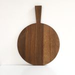 Designer Pizzabrett in Eiche geräuchert - rundes Brett mit Griff von Raumgestalt