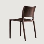 Eine praktische Stapelfunktion ermöglicht die flexible Nutzung des Stuhl LATUS aus Massivholz von Artisan Stapelstuhl aus Massivholz Latus Chair von Artisan