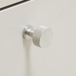 FORM & REFINE - ANGLE HOOK Wandhaken und Türknauf aus Stahl