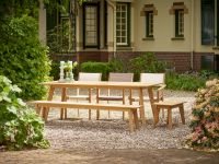 Während die kleine Gartenbank LUNA (90 cm) Platz für eine Person bietet, finden auf der großen Gartenbank LUNA (202 cm) bequem bis zu 3 Personen einen Platz Traditional Teal - LUNA BENCH Gartenbank aus Holz in Teak ohne Lehne