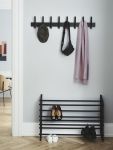 Je nach Belieben kann die Garderobenleiste RECES mit sechs oder acht Haken gewählt werden und macht in jedem Flur eine gute Figur Roon & Rahn RECES - Garderobenleiste aus Eiche in schwarz mit acht Haken