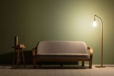 Tom Raffield WHEAL FLOOR LIGHT - Stehlampe mit Glühbirne aus Holz und Messing