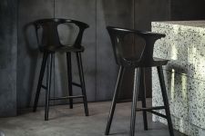 Tresenstuhl aus Holz mit Armlehnen - IN BETWEEN von &tradition