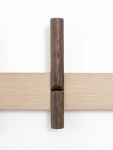 Die Haken der Garderobenleiste RECES von Roon & Rahn sind aus dunklem Eichenholz gefertigt und bilden einen spannenden Kontrast zum hellen Korpus Detail Haken der Garderobenleiste aus Eichenholz - RECES von Roon & Rahn