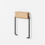 Moderner Toilettenpapierhalter TOILET ROLL HOLDER von MOEBE aus Eichenholz und pulverbeschichtetem schwarzen Stahl für die Wand Toilettenpapierhalter in Eiche schwarz - Toilet Roll Holder von Moebe