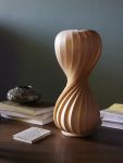 Der Lampenschirm wird in hochwertiger Handarbeit aus einzelnen Holzfurnierstreifen gefertigt moderne Design Tischlampe aus Holz - TR7 TABLE LIGHT von Tom Rossau