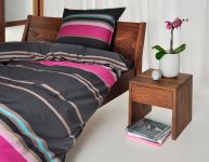 Das Bett VILLA zusammen mit dem Nachttisch MENA - beide Produkte von vitamin design Bett Queen Size amerikanischer Nussbaum VILLA von vitamin design