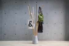 Der Garderobenständer SPAGHETTI COAT RACK von EKTA LIVING begeistert mit klaren Linien und natürlichen Materialien in dänischem Design  Garderobenständer aus Buche - SPAGHETTI COAT RACK von Ekta Living