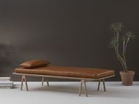 Bei Bedarf ergänzt das Tagesbett LEVEL DAYBED von WOUD ein passendes Kissen für noch mehr Komfort WOUD - LAVEL DAYBED elegante Relaxliege aus Holz und Leder im dänischen Design