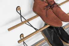 Die Anbringung aus Schwarzstahl vom Wandregal SHOE RACK im Detail Detail der Anbringung vom Wandregal SHOE RACK von We Do Wood