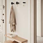 WOUD AROUND WALL HANGER - Garderobenhaken aus Holz Design Eiche in schwarz und Messing