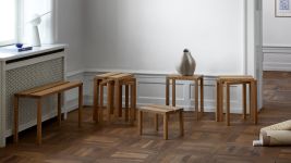 Hocker aus Holz in Eiche Peg Stool von Moebe