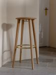 Klare Linien, ausgewählte Materialien und eine hochwertige Verarbeitung kennzeichnen den Barhocker THE SOCIALITE BAR STOOL von UMAGE und machen ihn zu einem langlebigen Möbel Barhocker aus Eichenholz im dänischen Design THE SOCIALITE BAR STOOL von UMAGE