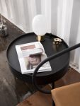 Während persönliche Gegenstände im Inneren des Couchtisches TURNING TABLE von Audo Copenhagen sicher verstaut werden können, bietet die Oberfläche ausreichend viel Platz für Magazine, eine Tischleuchte oder Dekoobjekte MENU - TURNING TABLE runder Couchtisch mit Stauraum aus Holz in Esche schwarz