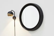 Runde Design-Wandleuchte aus Eichenholz RAY WALL LAMP von Mater Wandleuchte für Bett mit Holz in weiß oder schwarz RAY WALL LAMP von Mater