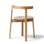 Rückansicht des stapelbaren Esszimmerstuhls LUNAR CHAIR FORM & REFINE in Eiche geölt mit grau gepolsterter Sitzfläche Stapelbarer Esszimmerstuhl grau gepolstert Lunar Chair von Form and Refine