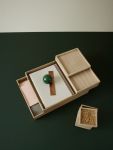 Die Holzschale NOMAD TRAY SMALL ist Teil der gleichnamigen Serie NOMAD von Skagerak, die verschiede Büro- und Küchenaccessoires umfasst Holzschale aus Eiche als Ablage - NOMAD TRAY SMALL von Skagerak