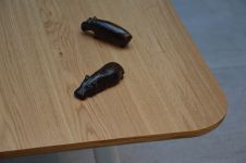 Jan Kurtz MORADOR - Detailaufnahme des Tisches aus Eiche, Holz und Stahl 