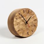 Zeitmesser und Designobjekt in einem - die runde Tischuhr DUNES TABLE CLOCK von Rio Lindo aus natürlich schönem Eichenholz Dunes Table Clock von Rio Lindo - runde Tischuhr aus Holz