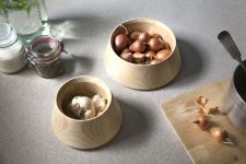 Stapelbare Vorratsdose TOUR aus hellem Eschenholz im clever durchdachten Design von shibui  stapelbare Vorratsdose aus Eschenholz TOUR von shibui