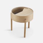 Die Tischfläche des Beistelltisches ARC SIDE TABLE von WOUD besteht aus zwei halbrunden Platten, die nach Bedarf gedreht werden können Beistelltisch mit Stauraum aus Holz in Eiche geölt - ARC SIDE TABLE von WOUD