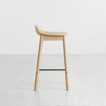 Seitenansicht des Design Tresenstuhls MONO mit Lehne von WOUD in Eiche, weißpigmentiert lackiert Seitenansicht Tresenstuhl aus Holz in Eiche mit kleiner Lehne - MONO von WOUD