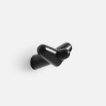Kleiner Design Wandhaken TAIL WING HOOK von WOUD in Birke, schwarz lackiert kleiner Design Wandhaken aus Holz in Birke schwarz - TAIL WING HOOK von WOUD