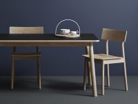 Auf dem Esstisch setzt das runde Serviertablett LOOP TRAY von WOUD nicht nur stilvolle Akzente, sondern sich auch als praktische Servierhilfe an WOUD - LOOP TRAY rundes Serviertablett aus Holz mit Henkel