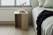 Quadratische Design Beistelltischs in Eiche natur, blau und grau - BUILDING TABLE von Skagerak