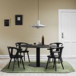 Die gepolsterten Esszimmerstühle IN BETWEEN SK2 des Designlabels &tradition aus schwarz lackiertem Eichenholz setzen stilvolle Akzente in modern eingerichteten Räumen gepolsterter Esszimmerstuhl mit Armlehnen IN BETWEEN SK2 von &tradition