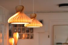 Schwungvolle Design Leuchte aus Holz für Esszimmer - Design-Pendelleuchte TR22 von Tom Rossau aus hellem Birkenfurnier Schwungvolle Design Pendelleuchte TR22 von Tom Rossau aus Birke - Holz-Leuchte für Esszimmer