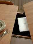 An den beiden Ende des Esstisches HEART'N'SOUL DINING TABLE 120 von UMAGE befinden sich zwei stoffbezogene Schubladen Eine Schublade vom Holz Esstisch Heart N Soul Dining Table 120 von Umage