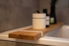 Hochwertiges BADEBRETT von Raumgestalt als stilvolle Ablage im Badezimmer - Foto: Franziska Grund Badewannenablage Holz BADEBRETT von Raumgestalt