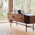 Dank seines klaren Designs und der verschiedenen Ausführungen fügt sich das Sideboard ARRAY von WOUD harmonisch in verschiedene Wohnraumkonzepte ein WOUD - ARRAY Sideboard aus Walnussholz und Metall (180 cm breit)