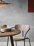 Das minimalistische, skandinavische Design des IN BETWEEN SK3 Stuhls macht ihn zum echten Blickfang Tisch rund 90 in Eiche geräuchert geölt IN BETWEEN SK3 von &tradition