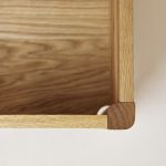 Detail Truhenbank aus Holz in Eiche geölt - A LINE STORAGE BENCH von FORM & REFINE