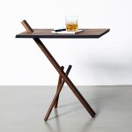 Höhenverstellbarer Beistelltisch SIDEBORD aus Nussbaum mit schwarzen Metallfüßen von Noyer  SIDEBORD von Noyer - Beistelltisch aus Nussbaum und Metall höhenverstellber