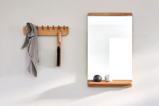 Klare Linien, hochwertige Materialien und gut durchdachte Details kennzeichnen den Wandspiegel RIM MIRROR von FORM & REFINE Wandspiegel aus Eiche - RIM WALL MIRROR von FORM & REFINE