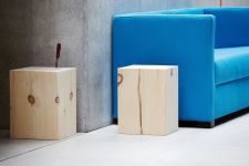 BLOCK von Jan Kurtz - Individueller Holzhocker aus Kiefernholz Jan Kurtz BLOCK - Hocker aus Holz in Kiefer