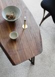 Der Designer Couchtisch SOFABORD von Noyer überzeugt mit seiner massiven Tischplatte, auf der die lebendige Maserung des Nussbaumholzes besonders gut zur Geltung kommt Couchtisch aus Nussbaumholz - SOFABORD von Noyer